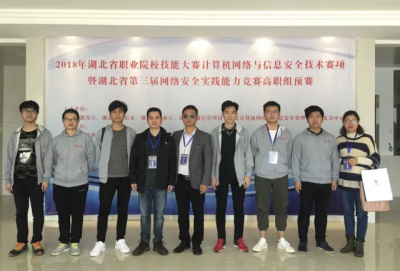 冰球突破入口官网“互联网+代表队”大赛获佳绩
