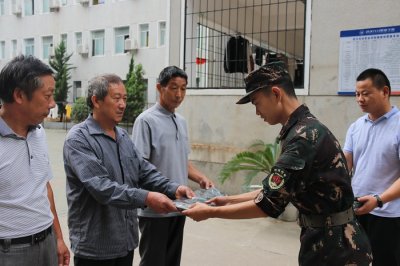 军训部队送温暖  关怀后勤服务人员